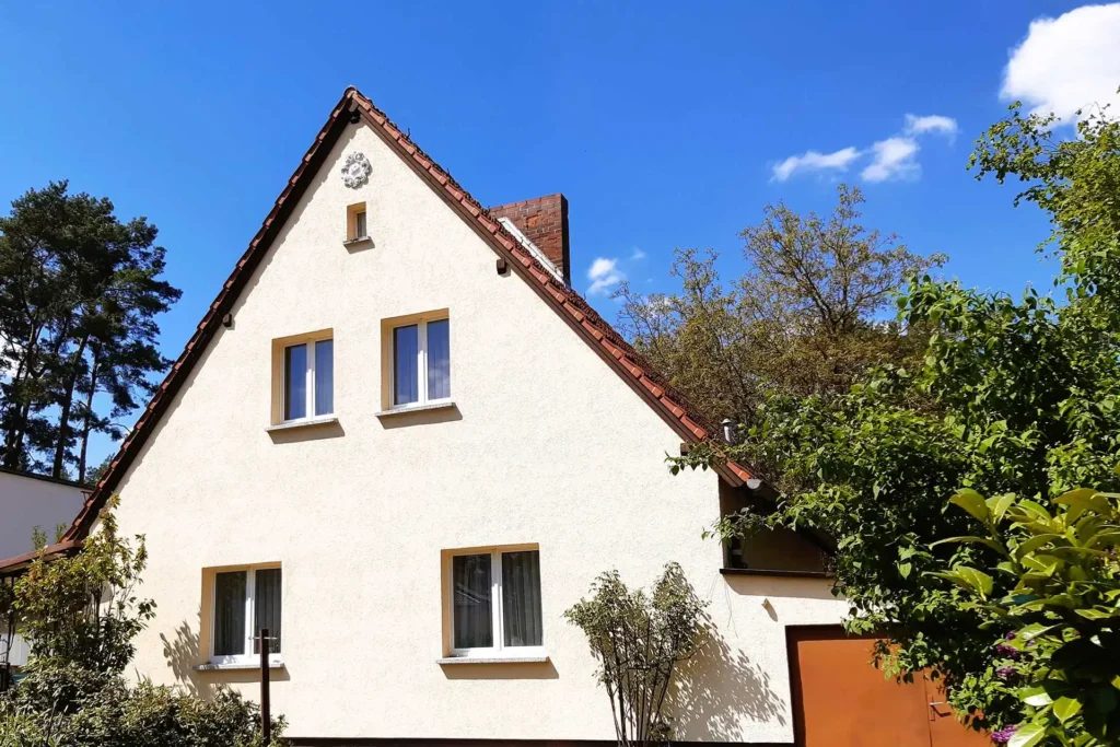 Maklerbüro Jürgen Sommer - Der Makler an Ihrer Seite für Immobilien im Großraum Potsdam. Unsere Referenzen · Erfolgreich verkauft und vermittelt. - Einfamilienhaus Modernisierungsobjekt aus den 30er Jahren in ruhiger Waldrandlage. - 14552 Michendorf