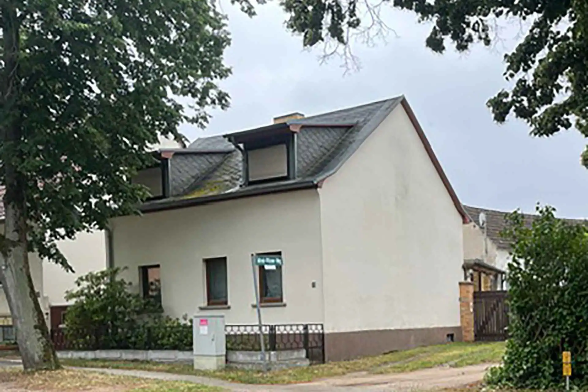 Maklerbüro Jürgen Sommer - Der Makler an Ihrer Seite für Immobilien im Großraum Potsdam. Aktuelle Immobilienangebote - Interessantes Einfamilienhaus mit Modernisierungsbedarf im Malerdorf Ferch - 14548 Schwielowsee / OT Ferch